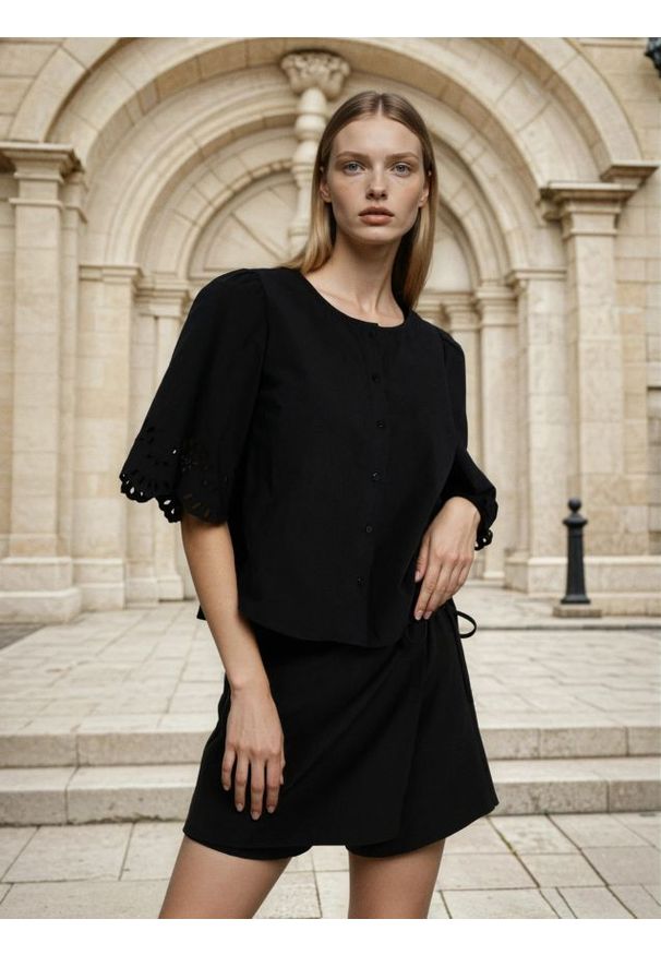 Sinsay - Koszulowa bluzka z ażurowym wykończeniem rękawa - czarny. Kolor: czarny. Wzór: ażurowy