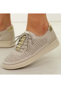 Beżowe skórzane ażurowe półbuty damskie S.Barski 5992. Okazja: na spacer, na co dzień. Nosek buta: okrągły. Zapięcie: sznurówki. Kolor: beżowy. Szerokość cholewki: normalna. Wzór: ażurowy. Materiał: skóra. Sezon: wiosna, lato. Styl: casual, elegancki, klasyczny #1