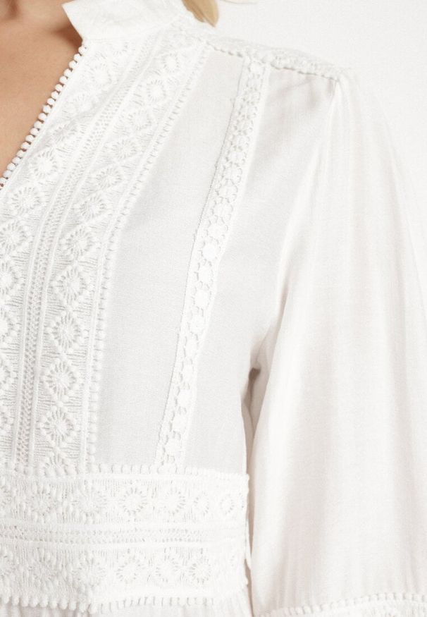 Born2be - Biała Wiskozowa Sukienka Boho o Rozkloszowanym Kroju z Gumką i Koronką Gonillea. Okazja: na co dzień. Typ kołnierza: dekolt w kształcie V. Kolor: biały. Materiał: wiskoza, koronka. Wzór: koronka. Sezon: wiosna, lato. Typ sukienki: rozkloszowane. Styl: boho