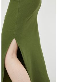 GESTUZ - Gestuz sukienka kolor zielony midi prosta. Okazja: na co dzień. Kolor: zielony. Materiał: bawełna, dzianina. Długość rękawa: na ramiączkach. Wzór: gładki. Typ sukienki: proste. Styl: casual. Długość: midi #2