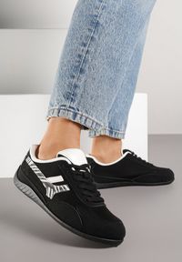 Born2be - Czarne Sneakersy Ozdobione Geometrycznym Wzorem w Zeberkę Arulia. Okazja: na co dzień, na spacer. Kolor: czarny. Materiał: jeans. Wzór: aplikacja, geometria. Sport: turystyka piesza