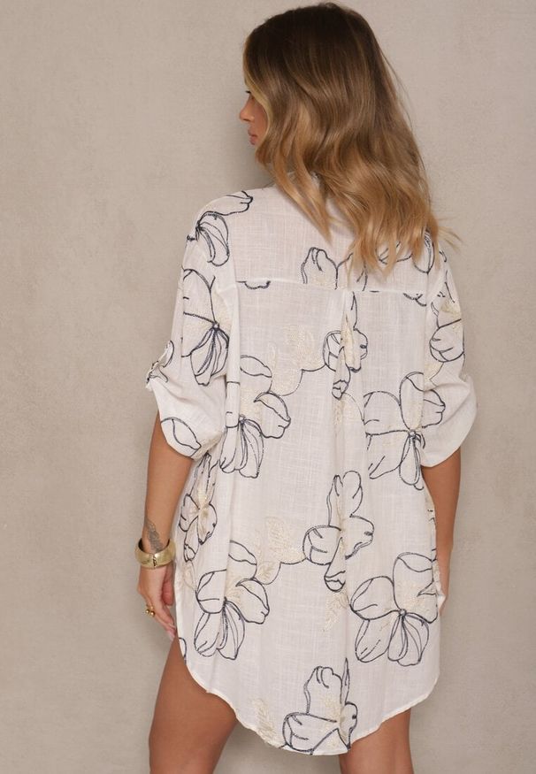 Renee - Biało-Granatowa Koszula o Kroju Oversize z Podpinanymi Rękawami i Ozdobnym Haftem Follenea. Okazja: na co dzień. Typ kołnierza: dekolt w serek. Kolor: biały. Materiał: jeans. Wzór: haft. Styl: casual, elegancki, klasyczny