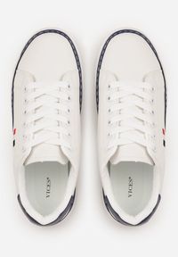 Renee - Biało-Granatowe Basicowe Sneakersy VICES Zdobione Kontrastową Lamówką przy Podeszwie Cezita. Kolor: biały. Materiał: jeans. Wzór: aplikacja #4