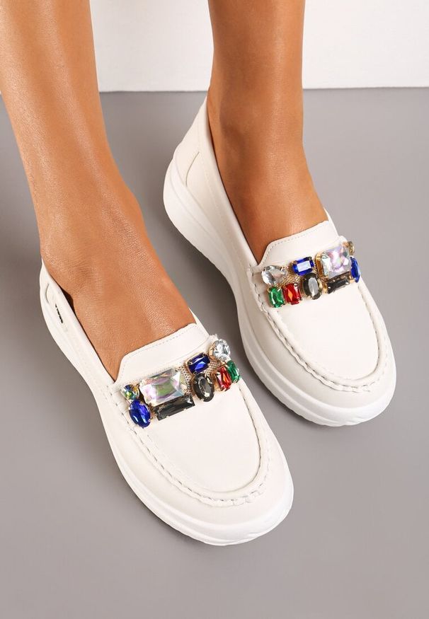 Born2be - Białe Wsuwane Mokasyny na Platformie Ozdobione Cyrkoniami Olamaries. Zapięcie: bez zapięcia. Kolor: biały. Materiał: satyna, jeans. Wzór: aplikacja. Obcas: na platformie. Styl: elegancki, klasyczny