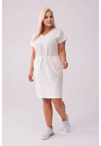 Moda Size Plus Iwanek - Dresowa sukienka Bianca w kolorze ecru PLUS SIZE XXL WIOSNA. Typ kołnierza: dekolt w kształcie V. Kolekcja: plus size. Materiał: dresówka. Długość rękawa: krótki rękaw. Sezon: wiosna. Typ sukienki: dla puszystych. Styl: klasyczny, elegancki. Długość: midi