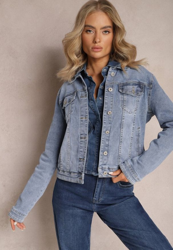 Renee - Jasnoniebieska Klasyczna Kurtka Jeansowa z Guzikami Orinthia. Kolor: niebieski. Materiał: jeans. Styl: klasyczny