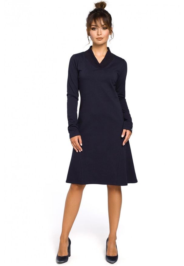 BE - Trapezowa sukienka o wyjątkowym kroju. Materiał: bawełna, dresówka, materiał, elastan. Typ sukienki: trapezowe. Styl: elegancki