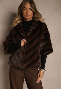 Renee - Brązowa Kurtka Futrzana o Kroju Oversize z Kapturem i Rękawami 3/4 Titene. Okazja: na co dzień. Typ kołnierza: kaptur. Kolor: brązowy. Materiał: futro. Sezon: zima. Styl: klasyczny, casual, elegancki #7