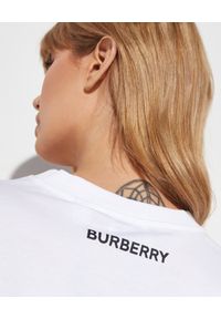 Burberry - BURBERRY - Biała koszulka z nadrukiem Sea Maiden. Kolor: biały. Materiał: prążkowany, bawełna. Wzór: nadruk