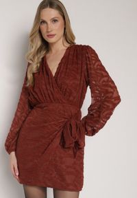 Born2be - Brązowa Kopertowa Sukienka z Tkaniny Plumeti Zenorava. Typ kołnierza: dekolt w kształcie V. Kolor: brązowy. Materiał: tkanina. Długość rękawa: długi rękaw. Wzór: aplikacja. Typ sukienki: kopertowe. Styl: elegancki, klasyczny #6