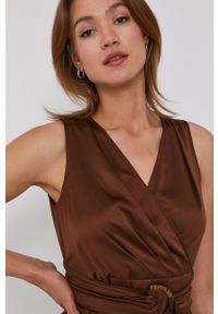 Sisley - Sukienka. Kolor: brązowy. Materiał: tkanina. Długość rękawa: na ramiączkach. Wzór: gładki. Typ sukienki: asymetryczne #4