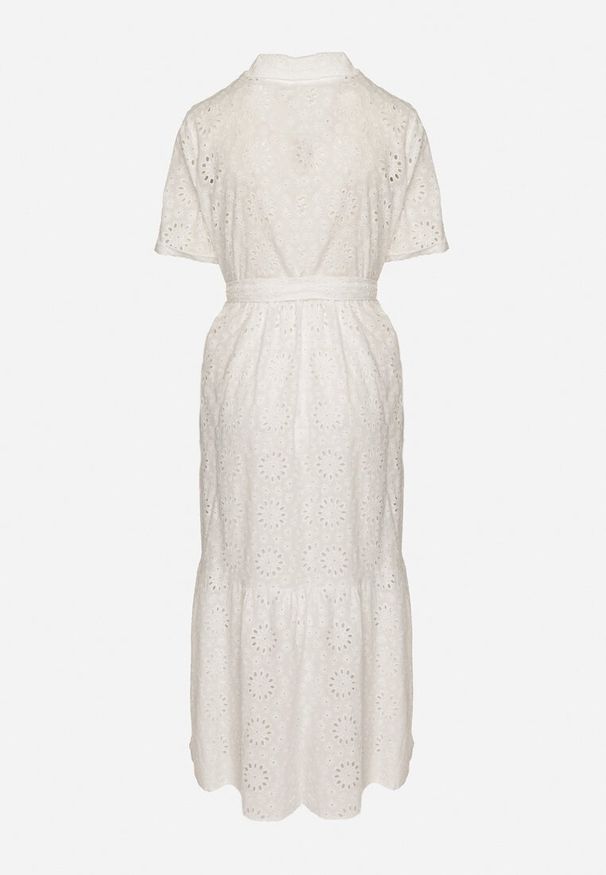 Born2be - Biała Bawełniana Sukienka Koszulowa z Wiązanym Paskiem Zdobiona Haftem Efriselle. Okazja: na co dzień. Typ kołnierza: kołnierzyk klasyczny. Kolor: biały. Materiał: bawełna. Wzór: haft, aplikacja. Typ sukienki: koszulowe. Styl: casual, klasyczny, elegancki