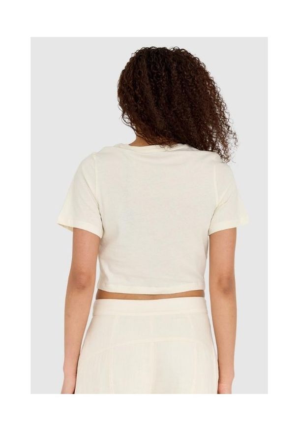 Guess - GUESS Kremowy t-shirt damski cropped fit piercing. Kolor: beżowy. Materiał: bawełna