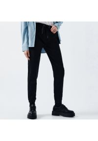 Cropp - Czarne jeansy comfort - Czarny. Kolor: czarny