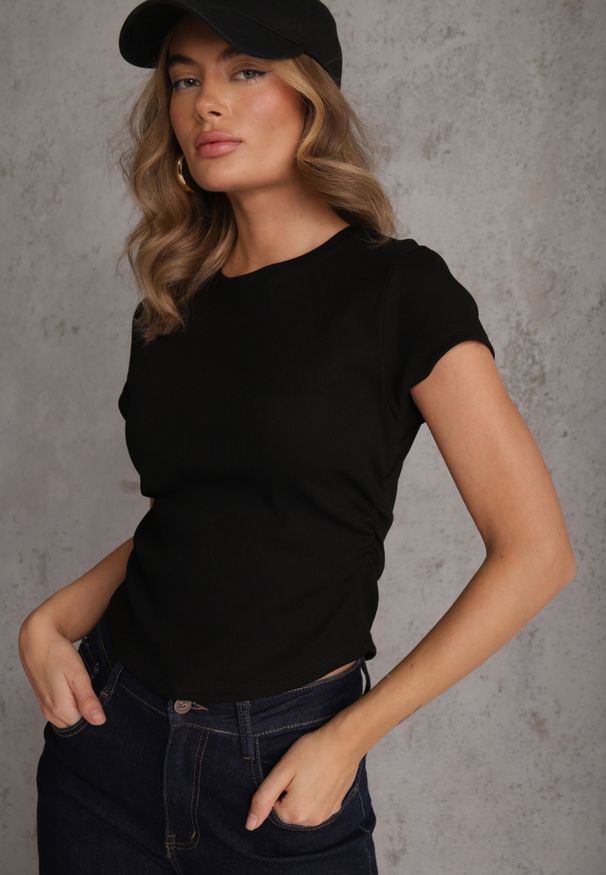 Renee - Czarny Dopasowany T-shirt z Marszczeniem z Bawełnianej Tkaniny w Prążki Assarena. Okazja: na co dzień. Kolor: czarny. Materiał: bawełna, tkanina. Wzór: prążki. Styl: casual, elegancki