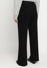 Born2be - Czarne Szerokie Spodnie High Waist z Wiskozą z Gumką w Pasie Essica. Okazja: na co dzień. Stan: podwyższony. Kolor: czarny. Materiał: wiskoza. Wzór: aplikacja. Styl: elegancki, casual #3