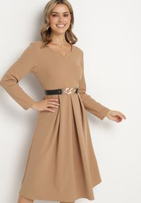 Born2be - Beżowa Rozkloszowana Sukienka Wieczorowa ze Szpiczastym Dekoltem Temithiel. Okazja: na co dzień. Kolor: beżowy. Materiał: jeans. Wzór: aplikacja. Typ sukienki: proste. Styl: wizytowy #7