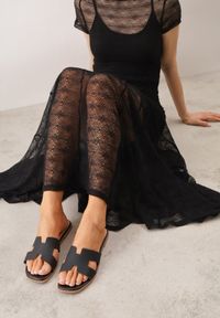 Renee - Czarne Klapki VICES Basic z Ozdobnymi Wycięciami i Ściętym Noskiem Selestte. Okazja: na co dzień. Kolor: czarny. Materiał: jeans. Sezon: lato. Styl: casual #7