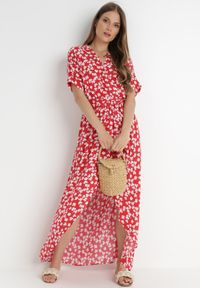 Born2be - Czerwona Sukienka Achanie. Typ kołnierza: dekolt w serek. Kolor: czerwony. Materiał: wiskoza, materiał. Długość rękawa: krótki rękaw. Typ sukienki: asymetryczne, kopertowe. Długość: maxi #5