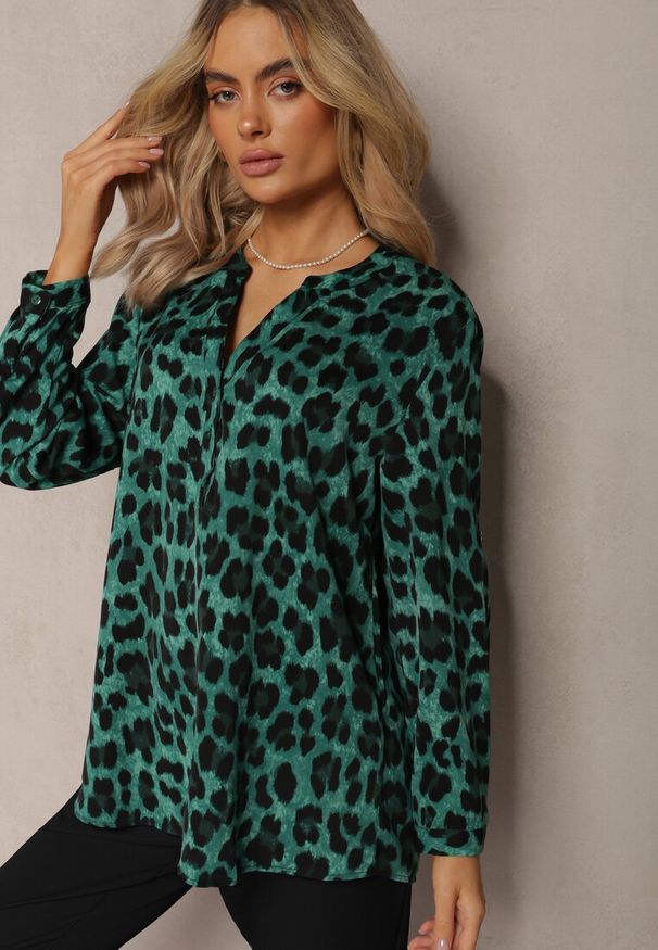 Renee - Zielona Bluzka w Panterkowe Cętki z Zapinanym Dekoltem Jabberia. Kolekcja: plus size. Kolor: zielony. Styl: elegancki