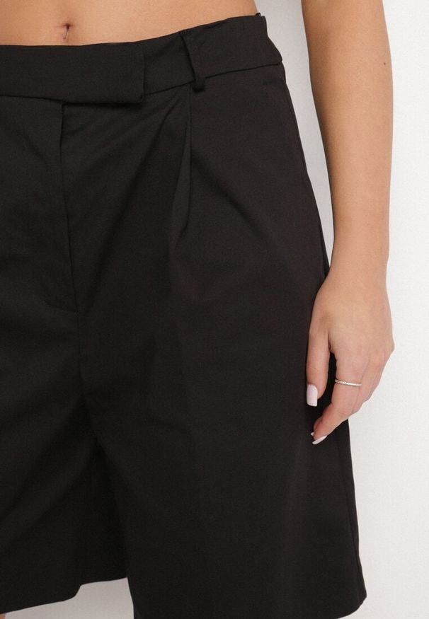 Born2be - Czarne Eleganckie Szorty Bermudy z Bawełny z Wysokim Stanem Alionna. Okazja: na co dzień, na spacer. Stan: podwyższony. Kolor: czarny. Materiał: bawełna. Styl: elegancki