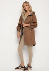 Born2be - Brązowa Kurtka Parka z Kapturem ze Wzorem w Kratę i Podpinanymi Rękawami Gavaria. Okazja: na co dzień, na spotkanie biznesowe. Typ kołnierza: kaptur. Kolor: brązowy. Materiał: jeans. Styl: biznesowy, klasyczny, casual, elegancki #5