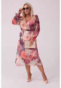 Moda Size Plus Iwanek - Szyfonowa kopertowa sukienka Mia w odcieniach beżu i pomarańczu PLUS SIZE XXL WIOSNA. Typ kołnierza: dekolt w kształcie V. Kolekcja: plus size. Kolor: beżowy. Materiał: szyfon. Sezon: wiosna. Typ sukienki: dla puszystych, kopertowe. Styl: elegancki. Długość: midi #1