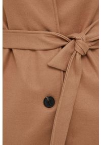Answear Lab płaszcz damski kolor beżowy przejściowy. Kolor: beżowy. Materiał: materiał. Długość rękawa: raglanowy rękaw. Wzór: gładki. Styl: wakacyjny #5