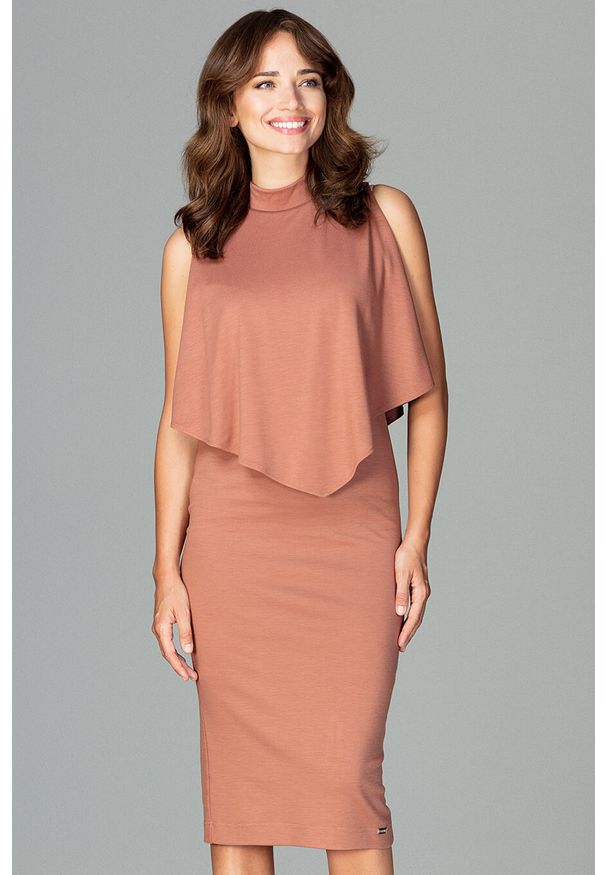 Lenitif - Dopasowana sukienka midi z doszytą pelerynką brązowa. Kolor: brązowy. Typ sukienki: ołówkowe, dopasowane. Styl: elegancki. Długość: midi