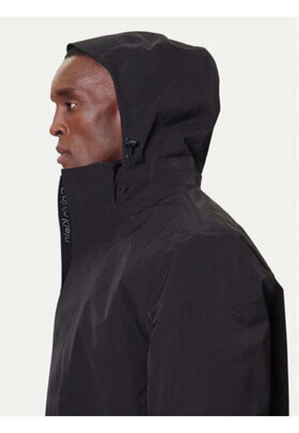 Calvin Klein Płaszcz przejściowy LV04LD518G Czarny Regular Fit. Kolor: czarny. Materiał: syntetyk
