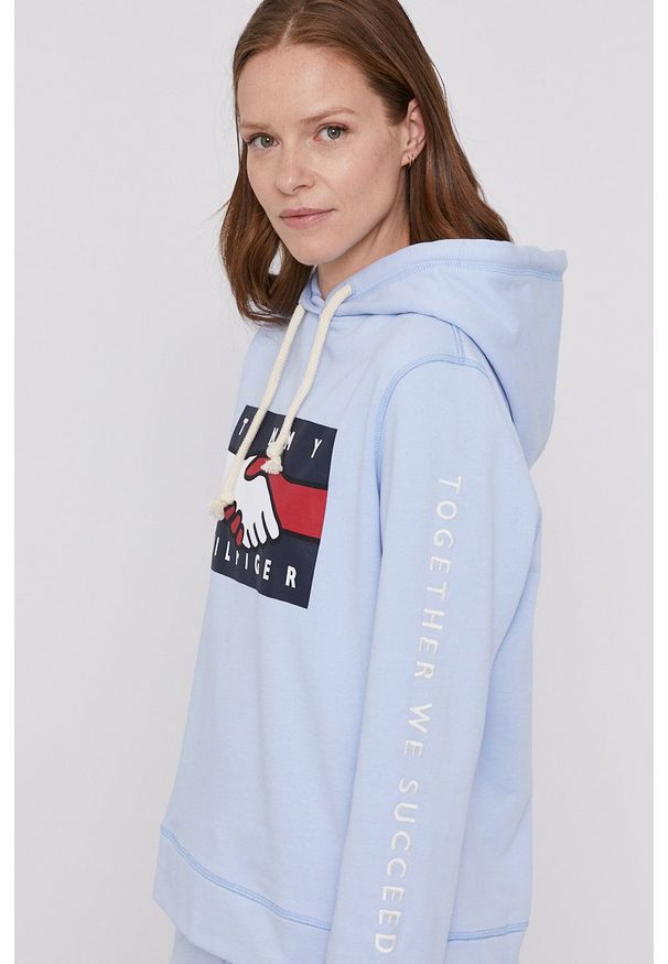 TOMMY HILFIGER - Tommy Hilfiger Bluza bawełniana damska z kapturem z nadrukiem. Okazja: na co dzień. Typ kołnierza: kaptur. Kolor: niebieski. Materiał: bawełna. Wzór: nadruk. Styl: casual