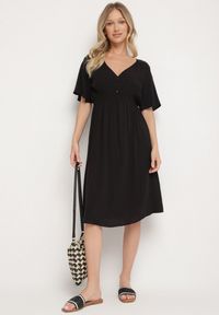 Born2be - Czarna Bawełniana Sukienka o Rozkloszowanym Fasonie Liranelle. Okazja: na co dzień. Typ kołnierza: dekolt w kształcie V. Kolor: czarny. Materiał: bawełna. Długość rękawa: krótki rękaw. Sezon: lato. Typ sukienki: rozkloszowane. Styl: elegancki, casual #6