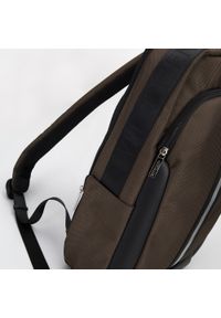 Wittchen - Męski plecak na laptopa 17” z tasiemką oliwkowy. Kolor: oliwkowy. Materiał: poliester. Wzór: aplikacja. Styl: sportowy, elegancki #4