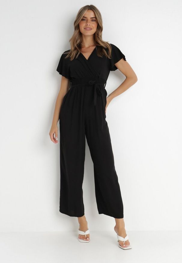 Born2be - Czarny Kombinezon z Wiskozy Cephinous. Okazja: na co dzień. Kolor: czarny. Materiał: wiskoza. Długość rękawa: krótki rękaw. Długość: krótkie. Wzór: jednolity. Sezon: lato. Styl: casual