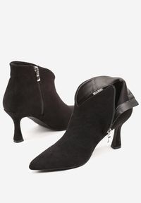 Born2be - Czarne Botki na Obcasie Typu Kaczuszka z Asymetryczną Cholewką z Wycięciem Sirivine. Okazja: na co dzień. Kolor: czarny. Materiał: jeans. Szerokość cholewki: normalna. Obcas: na obcasie. Styl: casual, elegancki. Wysokość obcasa: średni #3