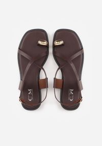 Renee - Ciemnobrązowe Sandały Typu Japonki Ozdobione Metaliczną Aplikacją Grynyra. Kolor: brązowy. Wzór: aplikacja. Sezon: lato #2