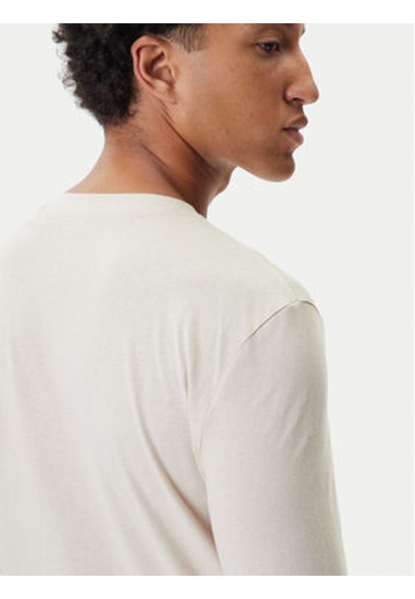 Mustang Longsleeve Asheville 1016873 Beżowy Regular Fit. Kolor: beżowy. Materiał: bawełna. Długość rękawa: długi rękaw