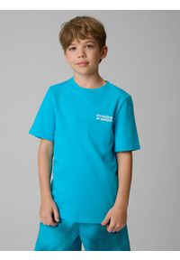 4f - 4F T-shirt regular z nadrukiem chłopięcy - niebieski 140 (9-10 lat). Okazja: na co dzień, na uczelnię. Kolor: niebieski. Materiał: materiał. Wzór: nadruk. Sezon: lato. Styl: casual, sportowy #1