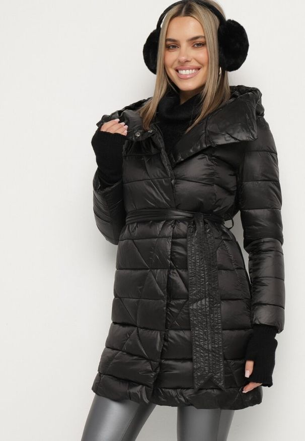 Born2be - Czarna Długa Pikowana Kurtka z Kapturem Wiązana w Talii Ansibel. Okazja: na co dzień. Typ kołnierza: kaptur. Kolor: czarny. Długość: długie. Styl: casual, elegancki