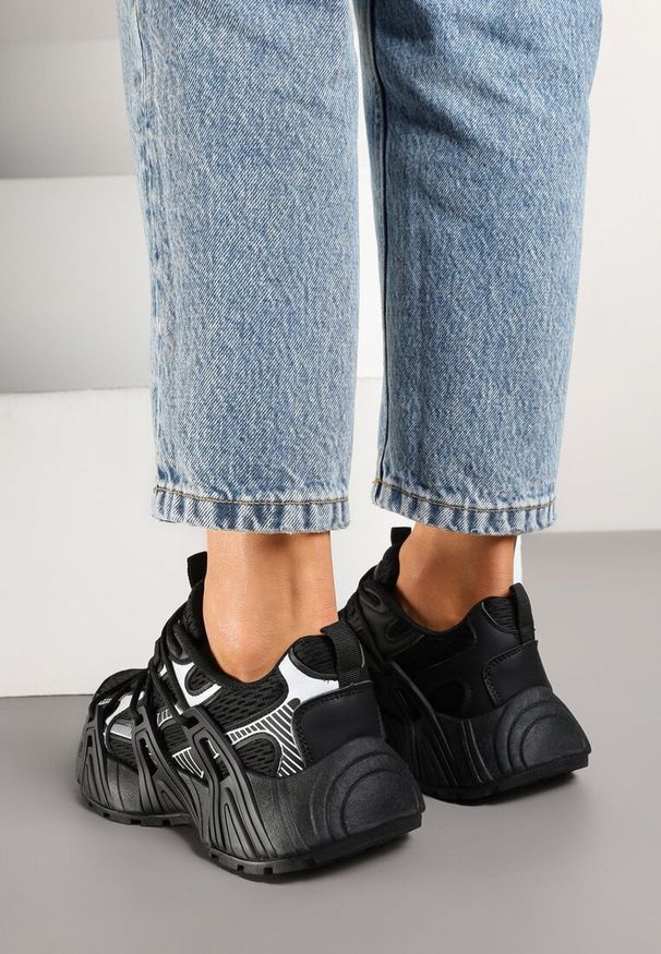 Renee - Czarne Sneakersy z Designerskim Sznurowaniem Nuritha. Okazja: na co dzień. Kolor: czarny. Materiał: skóra. Obcas: na platformie