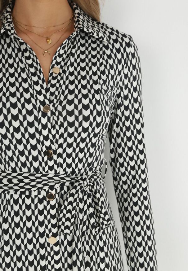 Born2be - Czarna Sukienka Rozkloszowana Długa Def. Kolor: czarny. Materiał: dzianina, materiał. Wzór: geometria. Typ sukienki: koszulowe, dopasowane. Styl: klasyczny. Długość: maxi