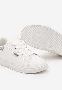 Born2be - Biało-Srebrne Płaskie Sznurowane Sneakersy Ozdobione z Tyłu Brokatem Quneria. Nosek buta: okrągły. Zapięcie: sznurówki. Kolor: biały. Wzór: aplikacja. Obcas: na obcasie. Wysokość obcasa: niski #5