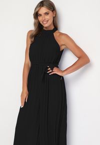 Born2be - Czarny Taliowany Kombinezon z Dekoltem Typu Halter z Gumką w Pasie i Materiałowym Paskiem Xolefia. Okazja: na imprezę, na co dzień. Kolor: czarny. Materiał: materiał. Styl: casual, elegancki #7