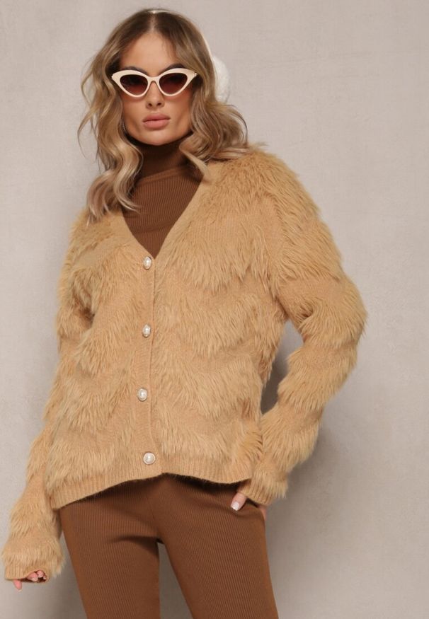 Renee - Ciemnobeżowy Zapinany Kardigan na Guziki z Puchatego Materiału Ralioppe. Kolor: beżowy. Materiał: materiał