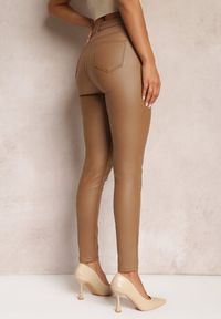Renee - Jasnobrązowe Modelujące Spodnie z Ekoskóry o Fasonie Skinny Caetana. Okazja: na co dzień. Kolor: brązowy. Styl: elegancki, casual #5