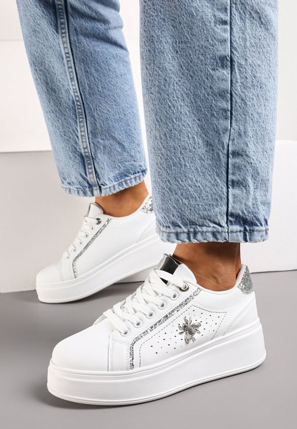 Renee - Białe Sneakersy na Platformie z Metaliczną Ozdobą w Kształcie Owada i Brokatem Lientia. Kolor: biały. Wzór: aplikacja. Sezon: lato. Obcas: na platformie