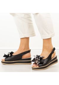 Czarne skórzane sandały damskie na koturnie Cambell 40351. Okazja: na co dzień. Zapięcie: pasek. Kolor: czarny. Materiał: skóra. Wzór: kwiaty, aplikacja. Sezon: wiosna, lato. Obcas: na koturnie. Styl: casual #1