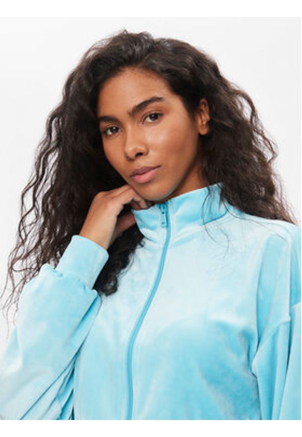 only - ONLY Bluza Onlrebel New L/S Cropped Highneck Swt 15310718 Błękitny Regular Fit. Kolor: niebieski. Materiał: syntetyk