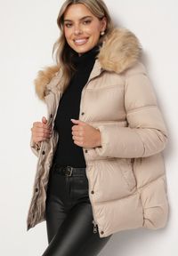 Born2be - Jasnobeżowa Pikowana Kurtka Zimowa z Kieszeniami i Kapturem z Odpinanym Kołnierzem Ilisha. Okazja: na co dzień, na spacer. Kolor: beżowy. Materiał: dzianina, wełna, jeans, futro. Sezon: zima. Styl: casual, elegancki #5