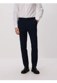 Reserved - Spodnie chino slim fit - granatowy. Kolor: niebieski. Materiał: tkanina, bawełna